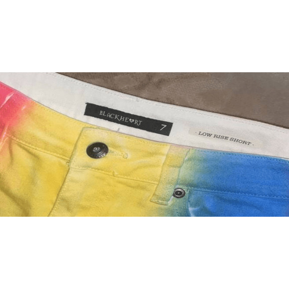 Hot Topic Black Heart Rainbow Spray Painted Low Rise Shorts Size 7 NWT (4436) - Picture 3 of 5